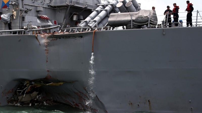 امریکی  بحری جنگی جہاز آئیل ٹینکر سے ٹکرایا 