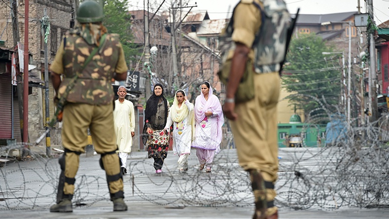 کشمیر میں سیکورٹی اہلکاروں اور مبینہ عسکریت پسندوں کے درمیان جھڑپ 