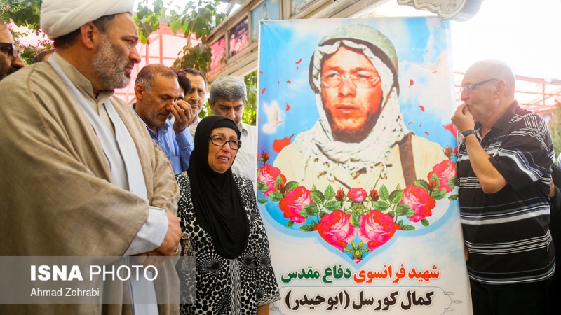     فرانسیسی شہید کے والدین کی 30 سال بعد شہید کے قبر کی زیارت   