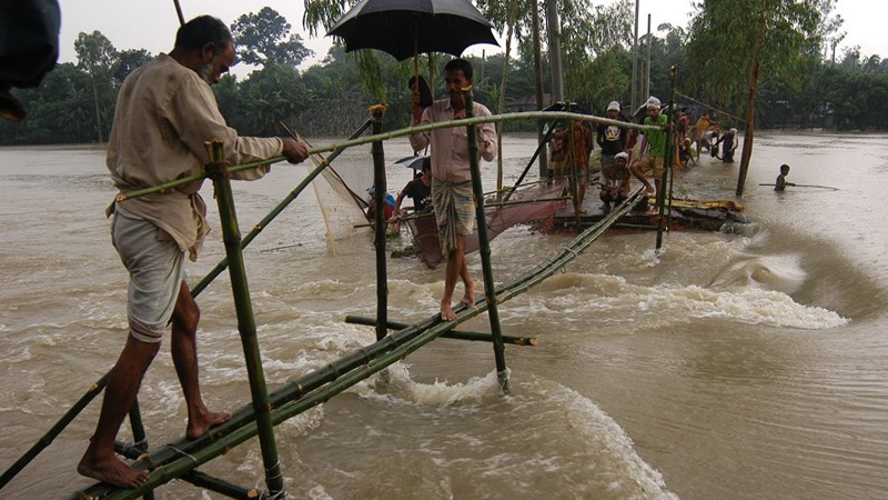 بنگلادیش میں سیلاب سے تباہی 200 جاں بحق، لاکھوں متأثر