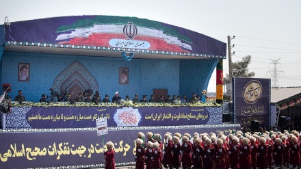 بەڕێوەچووینی ڕژەی هێزە چەکدارەکان لە تەنیشت گڵکۆی پاکی ئیمام خومەینی(رە) له تاران