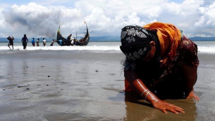 Jedna žena, Rohingja izbjeglica, umorna, nakon prolaska granice Bangladeš-Mijanmar, stigla je na obalu. 