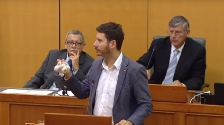 Ivan Pernar donio češnjak u Sabor za borbu protiv 