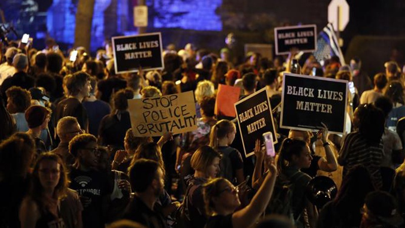 سیاہ فام امریکی نوجوان کے قاتل پولیس اہلکار کی بریت کے خلاف مظاہرے 