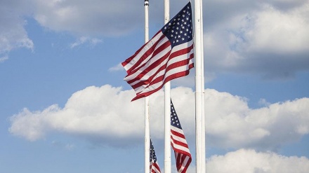 امریکی پرچم سرنگوں ہو گیا