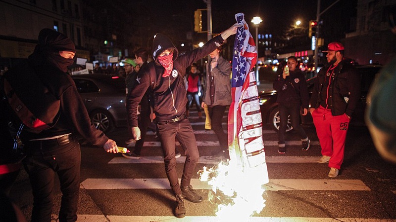 Sent-Luis şəhərində aksiyaçılar ABŞ bayrağını yandırıblar