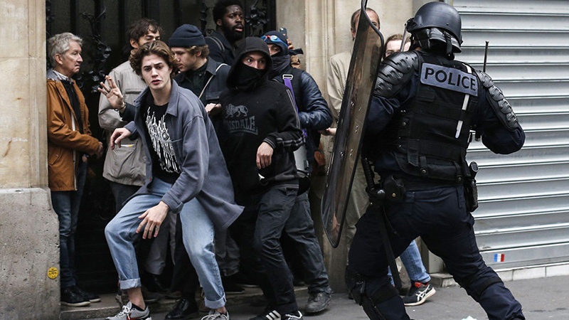 فرانسیسی صدر کے خلاف ملک گیر مظاہرے 