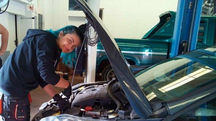 Mlada Cazinjanka ruši predrasude: Jedina automehaničarka u belgijskom gradu