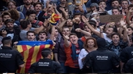 کارلیس پگڈیمونٹ کی گرفتاری پر باسلونا میں مظاہرہ