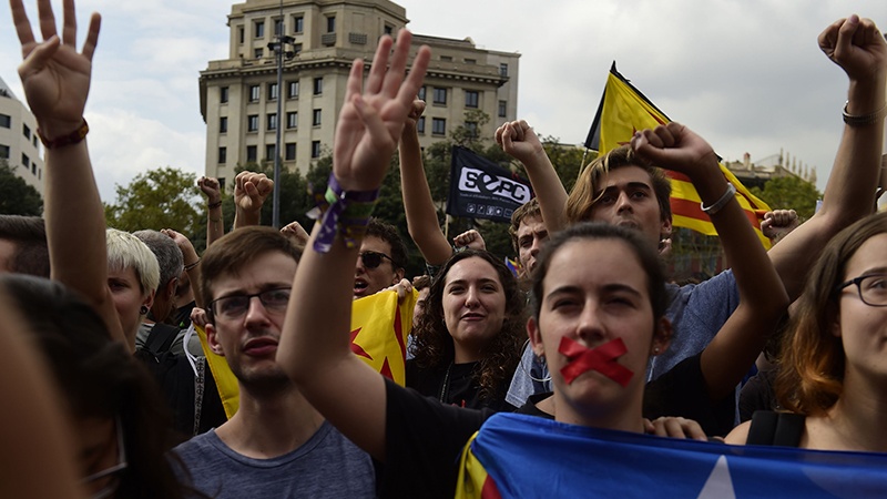 Kataloniya sakinləri İspaniya polisinin zorakılığına etiraz ediblər
