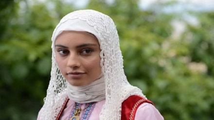  دونیا کچێکه که له منداڵیدا دایکی (زیبا)ی له دەست داوه و پووره سەلیمه ئاگای لێ دەبێت.