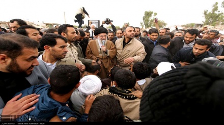 رہبر انقلاب اسلامی کا زلزلے سے متاثرہ علاقوں کا دورہ 