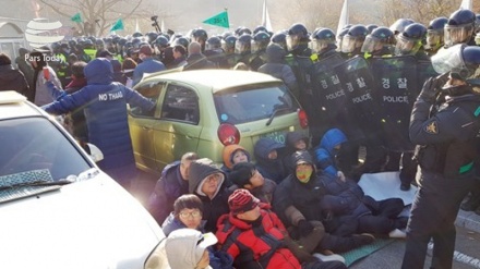 Cənubi Koreya polisi THAAD sistemi ilə müxalif olan aksiya iştirakçılarına güc tətbiq edib