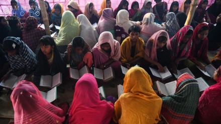 اسلام نے شدت پسندی کو شکست دی، کیمپوں میں قرآن مجید کی تعلیم حاصل کرتے روہنگیائی بچے