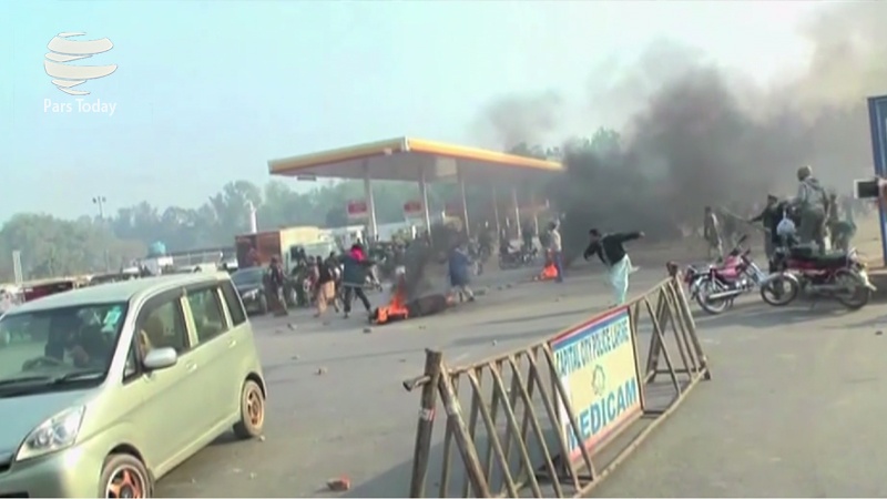 پاکستان میں قرآن پاک کی بے حرمتی پر فسادات، کئی  پولیس اسٹیشن اور گاڑیاں نذر آتش