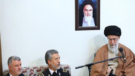 رہبر انقلاب اسلامی کی نظر میں ایران کے دفاع میں بحریہ کا کردار 