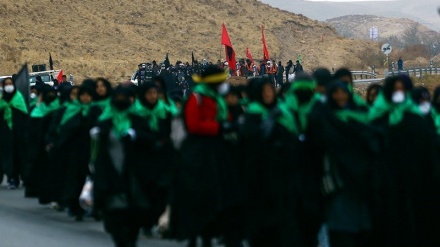 حرم امام رضا (ع) کی جانب زائرین رضوی کا پیدل مارچ 