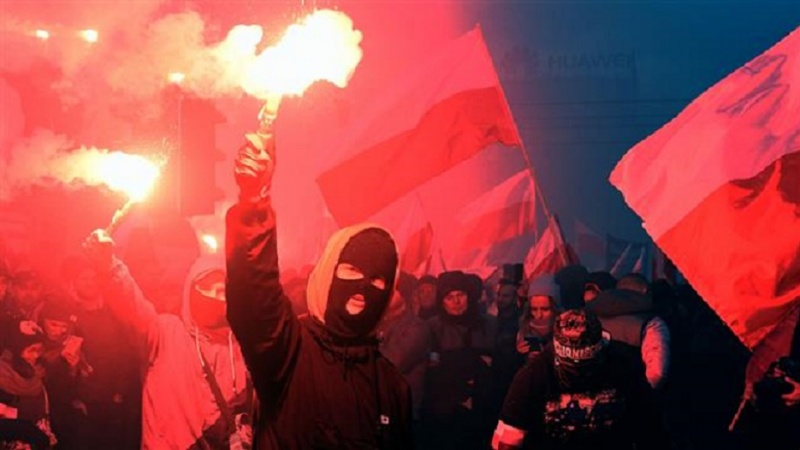 AFP/ Varšava/ 11.11.2017/ Desničari pale baklje i mašu zastavom Poljske