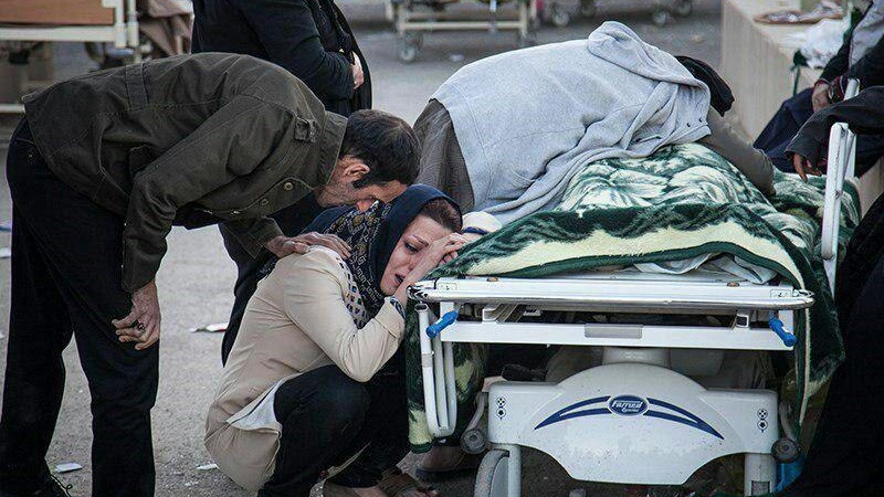 Oproštaj preživjelih sa žrtvama zemljotresa u Sarpol-e Zahabu