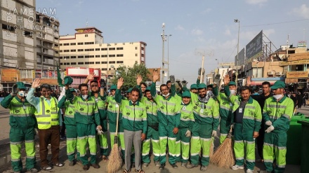 نجف اشرف کی سڑکوں کی صفائی میں مصروف مشہد مقدس کا صفائی عملہ