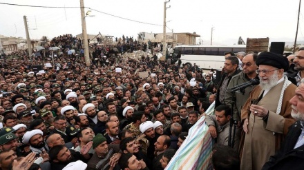 سەردانی ڕێبەری مەزنی ئینقلابی ئیسلامی لە ناوچە بوومەلەرزە لێدراوانی شاری سەرپێڵ و چەند گوندی بوومەلەرزە لێدراوی ئەوشاره