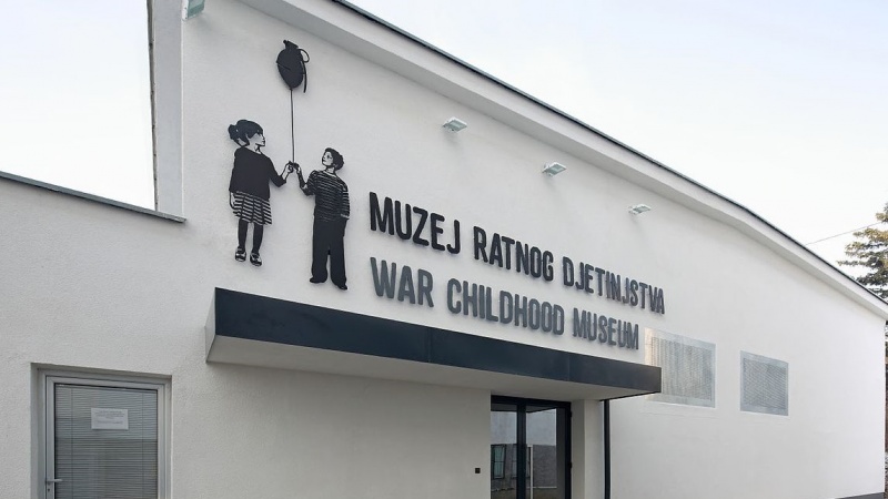 Izložba #ChildrenAndGenocide Muzeja ratnog djetinjstva na Trgu djece Sarajeva