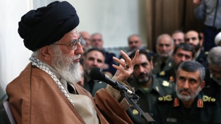 رہبر انقلاب اسلامی سے مالک اشتر فیسٹیول کی منتخب شخصیات اور مسلح افواج کےکمانڈروں کی ملاقات