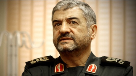 سەرلەشکەر جەعفەری: ئەمریکاییەکان بە پێی ویست و خواستی زایۆنییەکان ئێران بایکۆت دەکەن