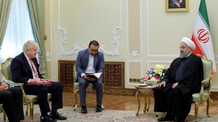 ڕوحانی :  بڕیاری هەڵەی تڕەمپ ، ڕژاندنی بەنزین  لە سەرئاگری ناوچە بوو 