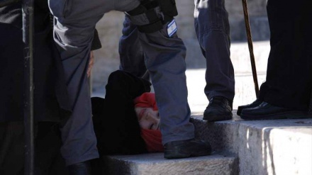 Tokom protesta u Jerusalemu: Izraelska policija napala i po tlu vukla Palestinku