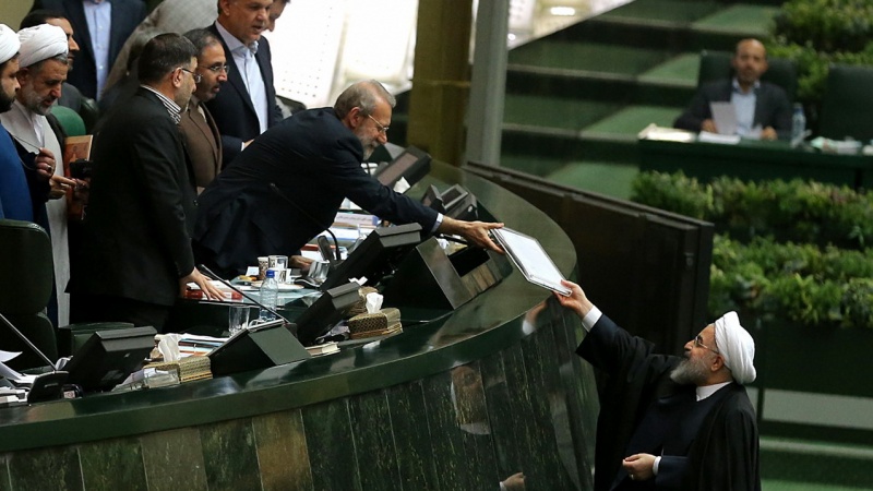 Ruhani növbəti ilin büdcə layihəsini parlamentə təqdim edib
