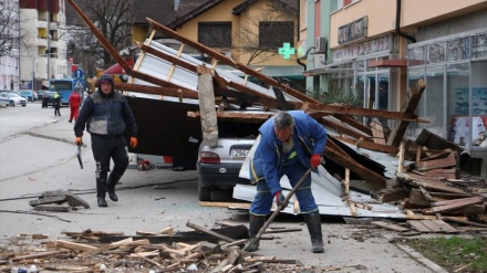 Vjetar u Banjaluci rušio stabla i skidao krovove, srušena munara u Tešnju