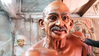 Izrada skulpture Mahatme Gandija u Kolkati, u Indiji