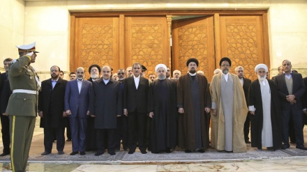 صدر مملکت نے اپنی کابینہ کے ساتھ حضرت امام خمینی (رح)کے مزار پر حاضری دی