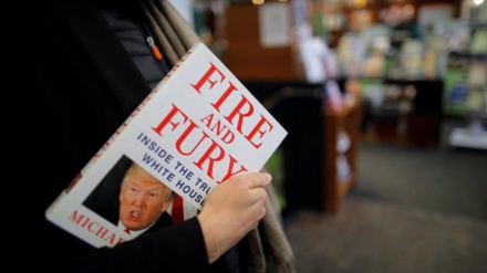 Amerikalılar Tramp haqdakı qalmaqallı kitabı almaq üçün uzun növbəyə qalıblar