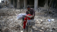 Jedan muškarac s djetotom u Istočnoj Guti, u Siriji