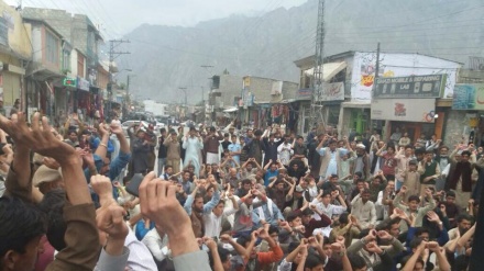 اسکردو میں سخت سردی کے باوجود دھرنا