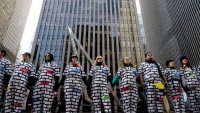 Prosvjednici u odjeći u obliku zida na njujorškom Menhetnu