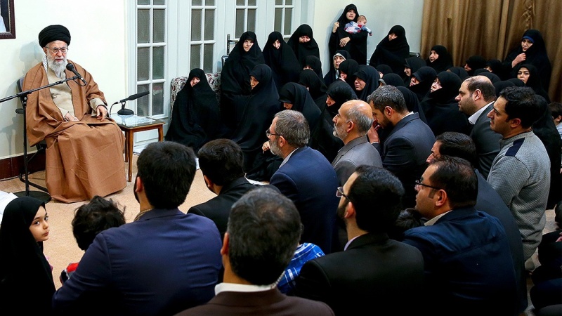  رہبرانقلاب اسلامی سےشہیدوں کے اہل خانہ کی ملاقات