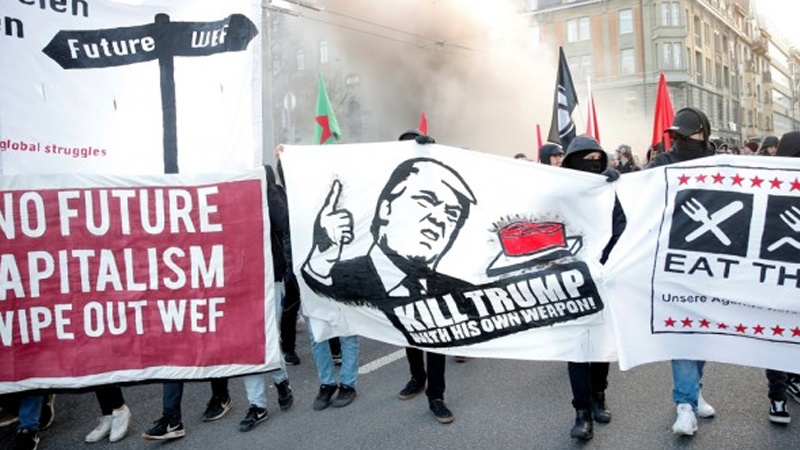 سوئیزر لینڈ میں امریکی صدر کے خلاف مظاہرہ  