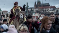 Jahači kamila prilikom održavanja proslave Božića u Pragu