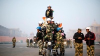 Pripreme žena, vojnika motociklista u Indiji za paradu povodom Dana Republike Indije