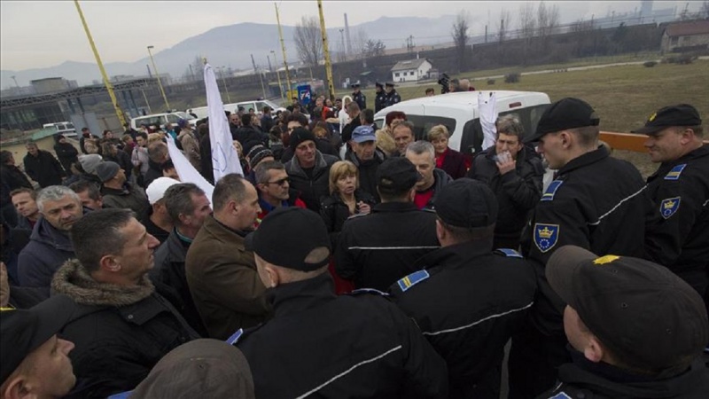 Radnici Željezare Zenica ponovo portestovali, policija ih spriječila da blokiraju magistralni put