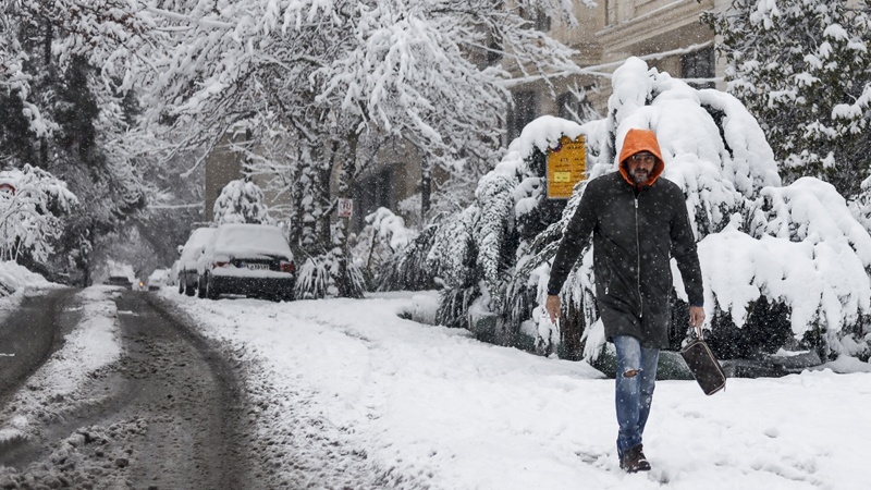 تہران سمیت ایران کے کئی صوبوں میں برف باری