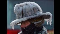 Zaleđena kaciga jednog vatrogasca na hladnoći u Masačusetsu u Americi