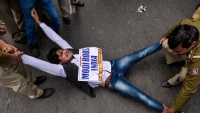 Hapšenje jednog prosvjednika protivnika indijskog premijera u Nju Delhiju