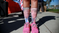 Jedan prosvjednik u Kaliforniji s čarapama s likom američkog predsjednika Donalda Trumpa