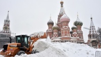 Jedan buldožder čisti snijeg na Crvenom trgu u Moskvi