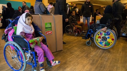 تہران میں معذورافراد کو ویلچیئر دینےکی تقریب