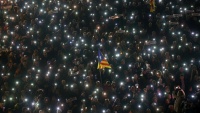 Noćno okupljanje hiljada Katalonaca koji zahtijevaju oslobađanje političkih aktivista i zatvorenika